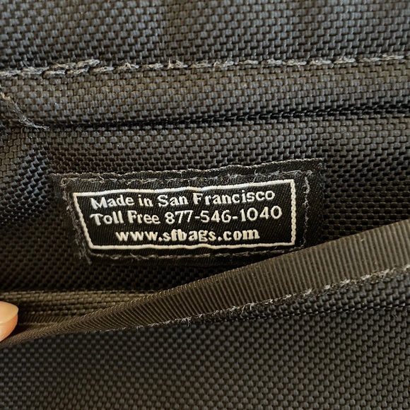 One (1) WaterField iPad/Tablet Cushioned Bag + Shoulder Strap - Picture 3 of 10